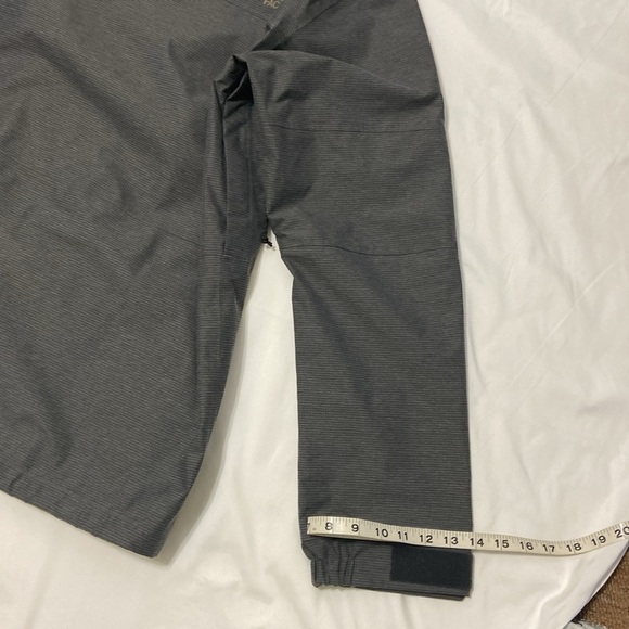 THE NORTH FACE,GREY,MEN/ HOMMES WINDBREAKER, JACKET WITH HOOD. SIZE- MEDIUM. - Picture 10 of 15